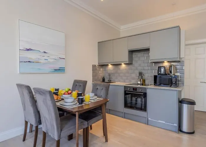 Dragon Suites - Edinburgh City Centre 2 Bed Apartment